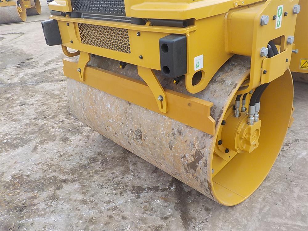 2017 CAT CB2.7 Double Drum Vibrating Roller c/w Roll Bar, 47" Drums (18 Hou