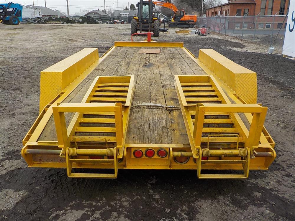 1995 Cleveland  Tri-Axle Tag Trailer c/w Ramps Serial: 1B9DP2035R1118076 Ye