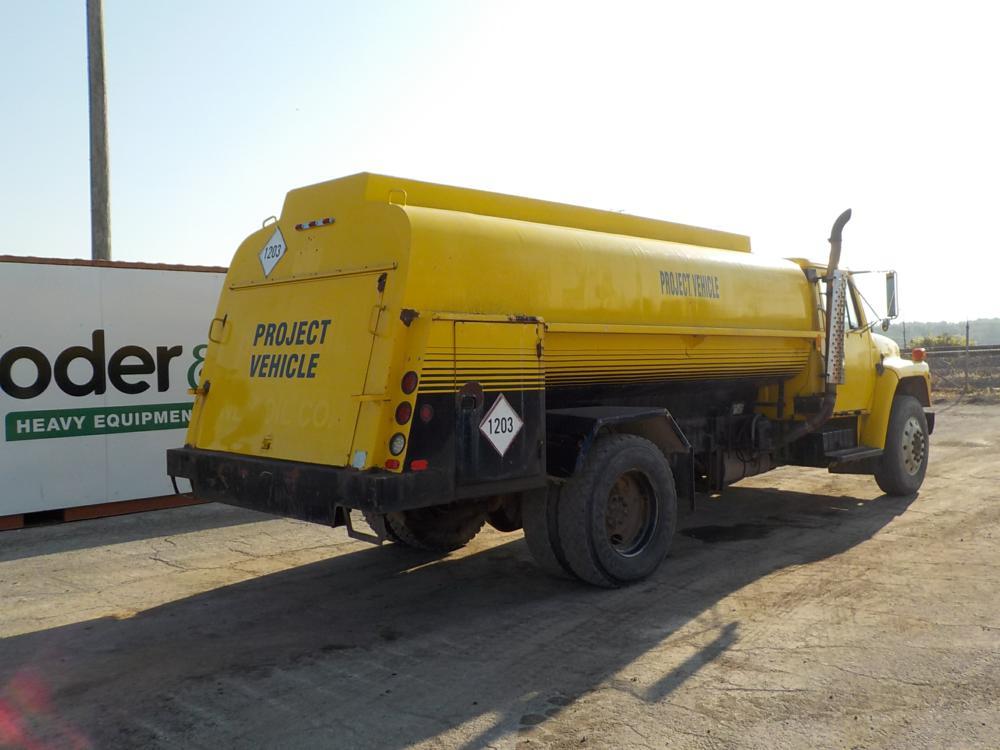 1985 International 1954 4x2 Fuel Truck c/w DT466 7.6L L6 Diesel Engine, 5 S