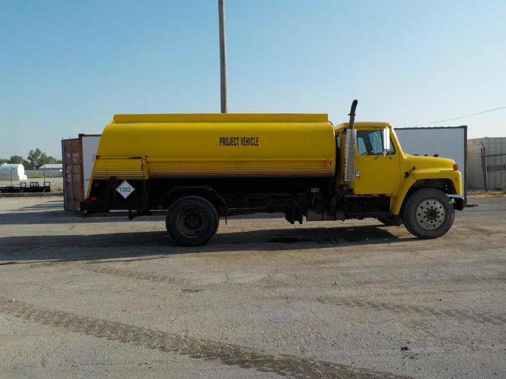 1985 International 1954 4x2 Fuel Truck c/w DT466 7.6L L6 Diesel Engine, 5 S