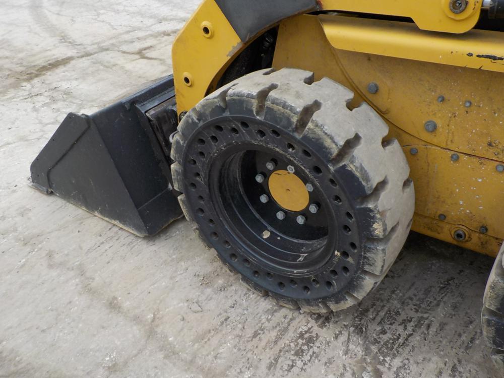 2011 Caterpillar 226B Skidsteer Loader c/w Cab, Aux Hydraulics, Bucket