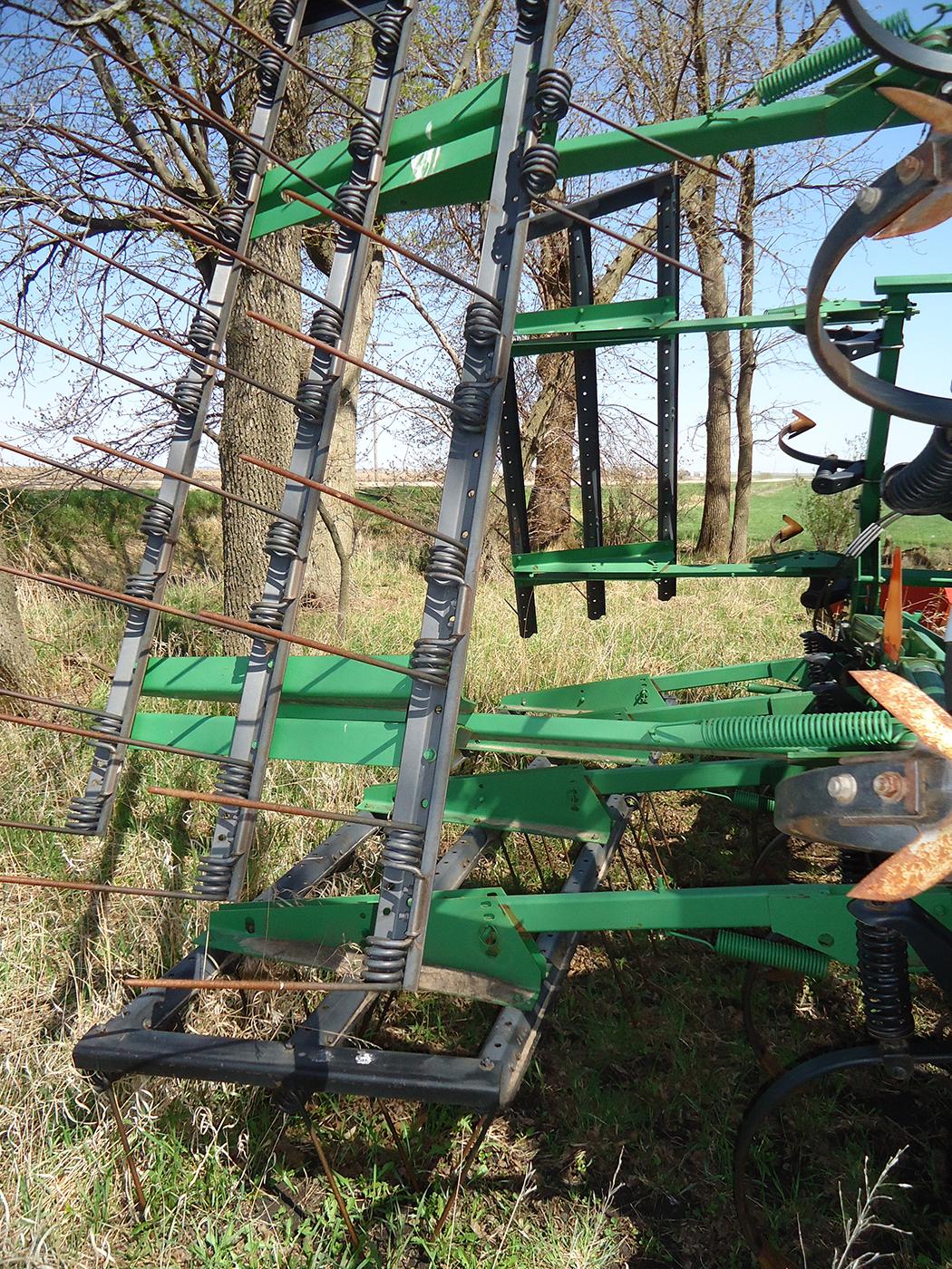 JD 980 Field Cultivator, 25' 6", 3 bar leveler, 4 sets walk-over wheels, SN