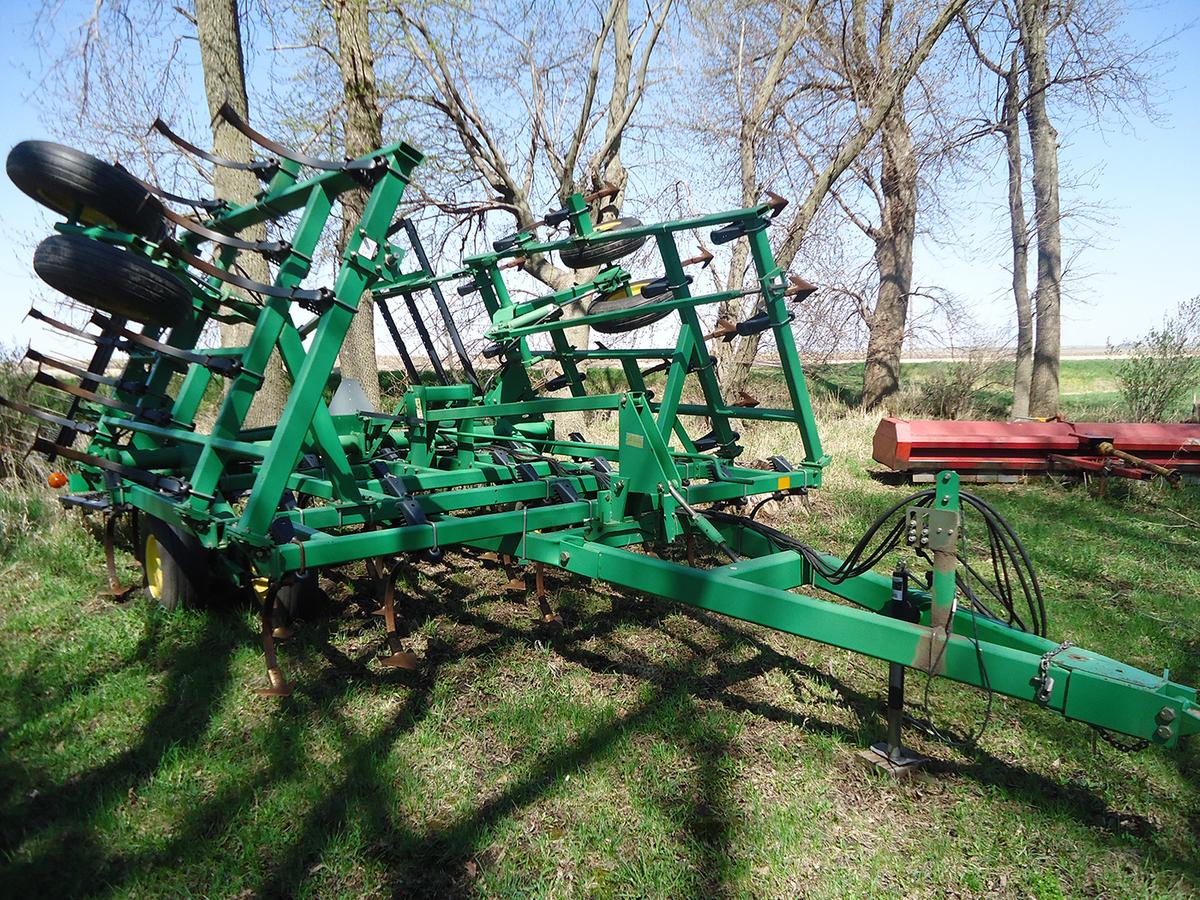 JD 980 Field Cultivator, 25' 6", 3 bar leveler, 4 sets walk-over wheels, SN