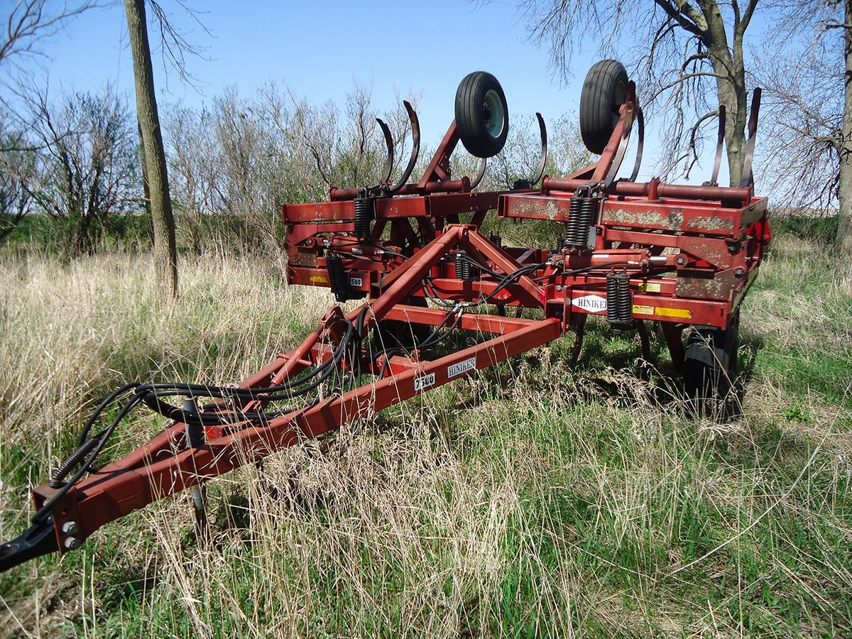 Hiniker 7500 flat fold pull chisel plow, 21'9"