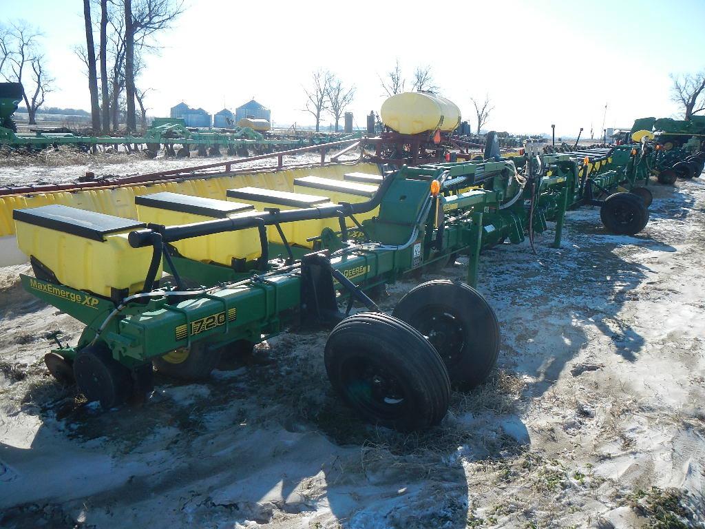 JOHN DEERE 1720 MAXEMERGE VACUUM PLANTER,  12 ROW, 38" SPACINGS, GAUGE WHEE