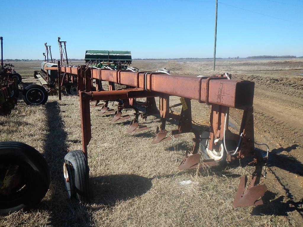 INTERNATIONAL MIDDLE BUSTER  WITH TRANSPORT, 8 ROW