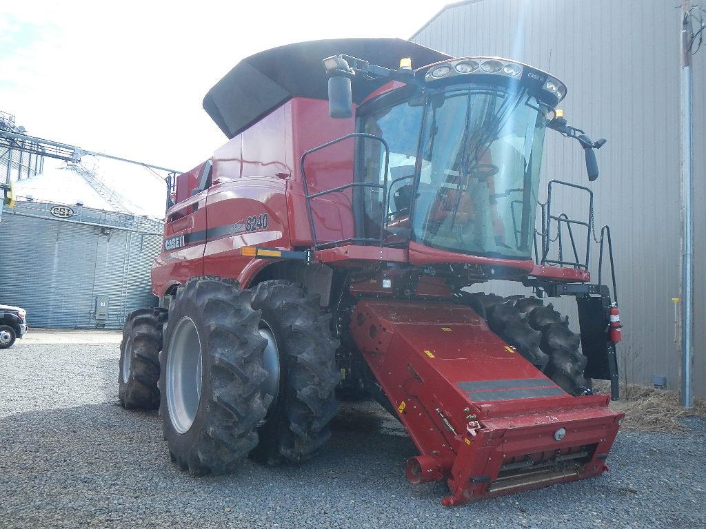 CASE/IH 8240 COMBINE, 256 ENGINE HOURS  IF520/85R42CFO DUALS, 256 ENGINE HO