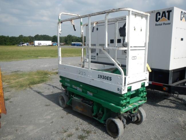 J L G SCISSOR LIFT, 441 hrs,  BATTERY POWERED, SOLID TIRES S# 19305S