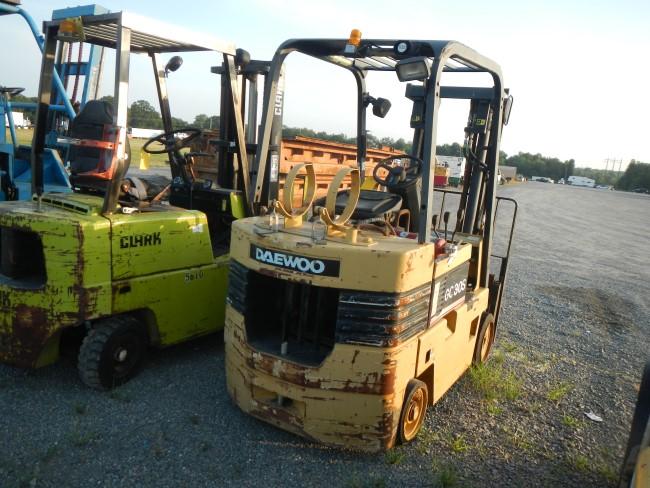 DAEWOO GC305-2 FORKLIFT,  PROPANE ENGINE, SOLID TIRE, 2-STAGE MAST, 82" LIF