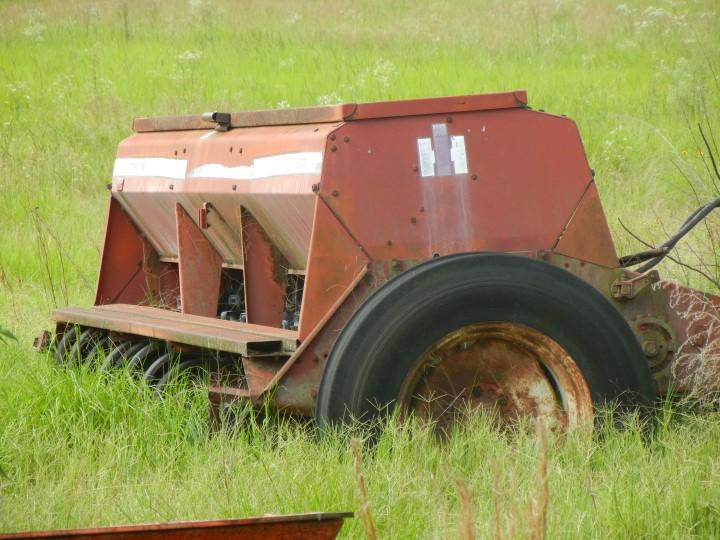 (2) - INTERNATIONAL 5100 GRAIN DRILLS  WITH HITCH