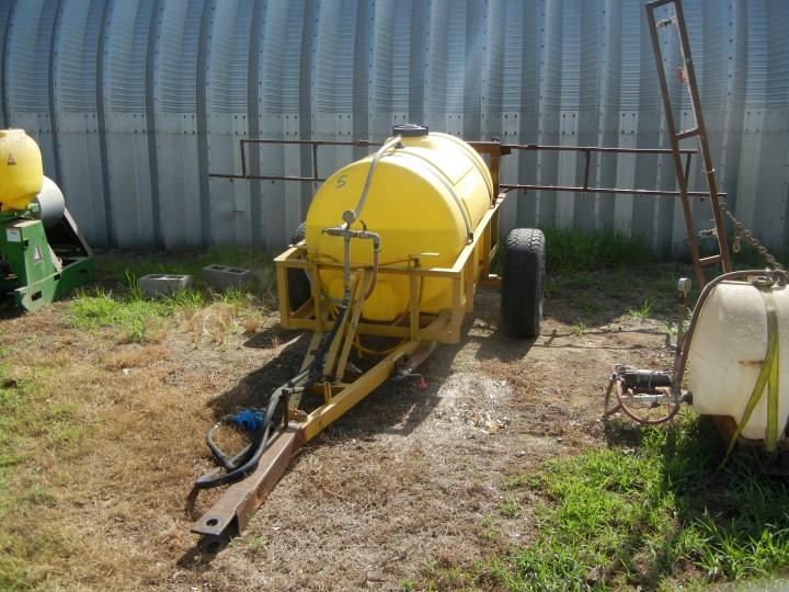 300 GALLON PULL TYPE SPRAY RIG,  HYDRAULIC PUMP, FOLDING BOOM