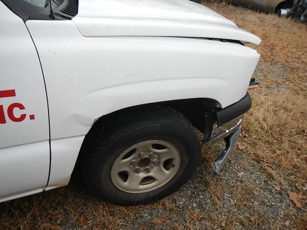 2004 CHEVROLET SILVERADO PICKUP TRUCK,  (BODY DAMAGE-WRECKED), V8 GAS, AT,