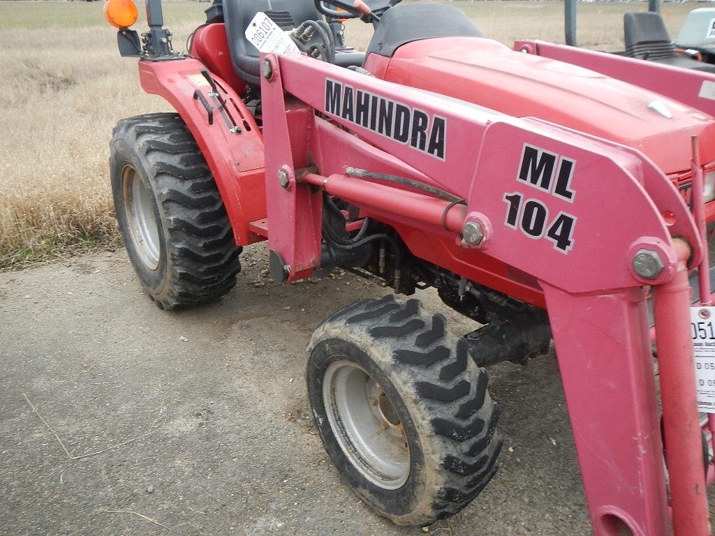 MAHINDRA 2015HFC WHEEL TRACTOR  OPEN ROPS, 3 CYLINDER DEISEL ENGINE, 3PT HI