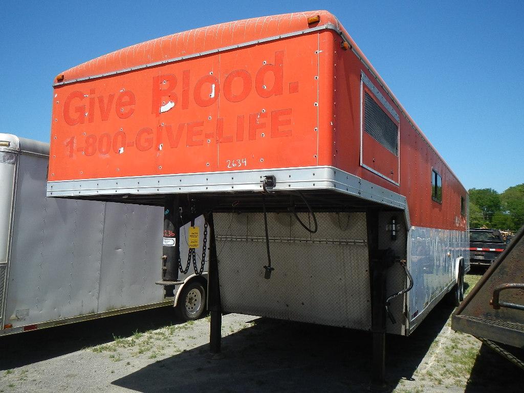 2003 WELLS CARGO GOOSENECK ENCLOSED TRAILER,  32', KING PIN HITCH, HEAVY DU