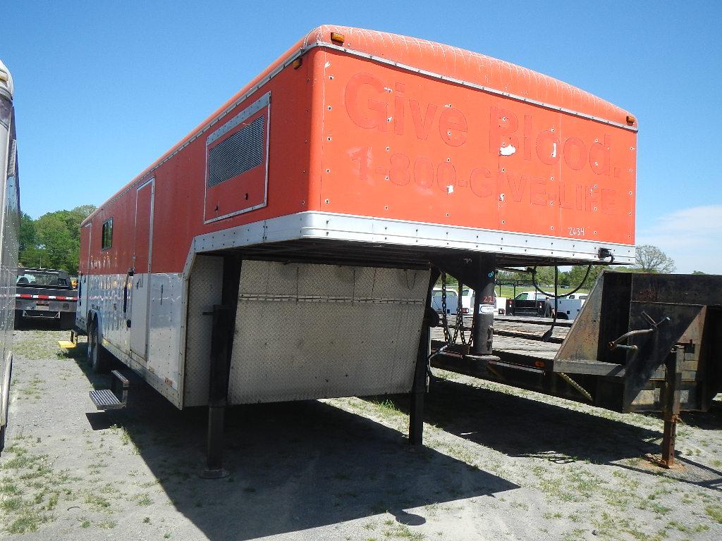 2003 WELLS CARGO GOOSENECK ENCLOSED TRAILER,  32', KING PIN HITCH, HEAVY DU