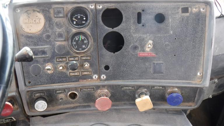 1987 MACK R686ST WATER TRUCK, 164,900 Miles on Meter  MACK DIESEL, 5 SPEED