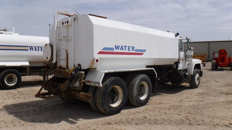 1987 MACK R686ST WATER TRUCK, 164,900 Miles on Meter  MACK DIESEL, 5 SPEED