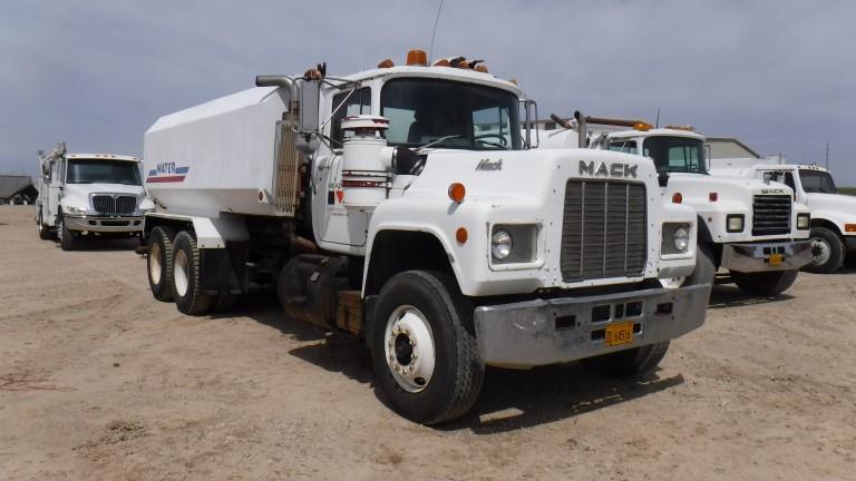 1987 MACK R686ST WATER TRUCK, 164,900 Miles on Meter  MACK DIESEL, 5 SPEED