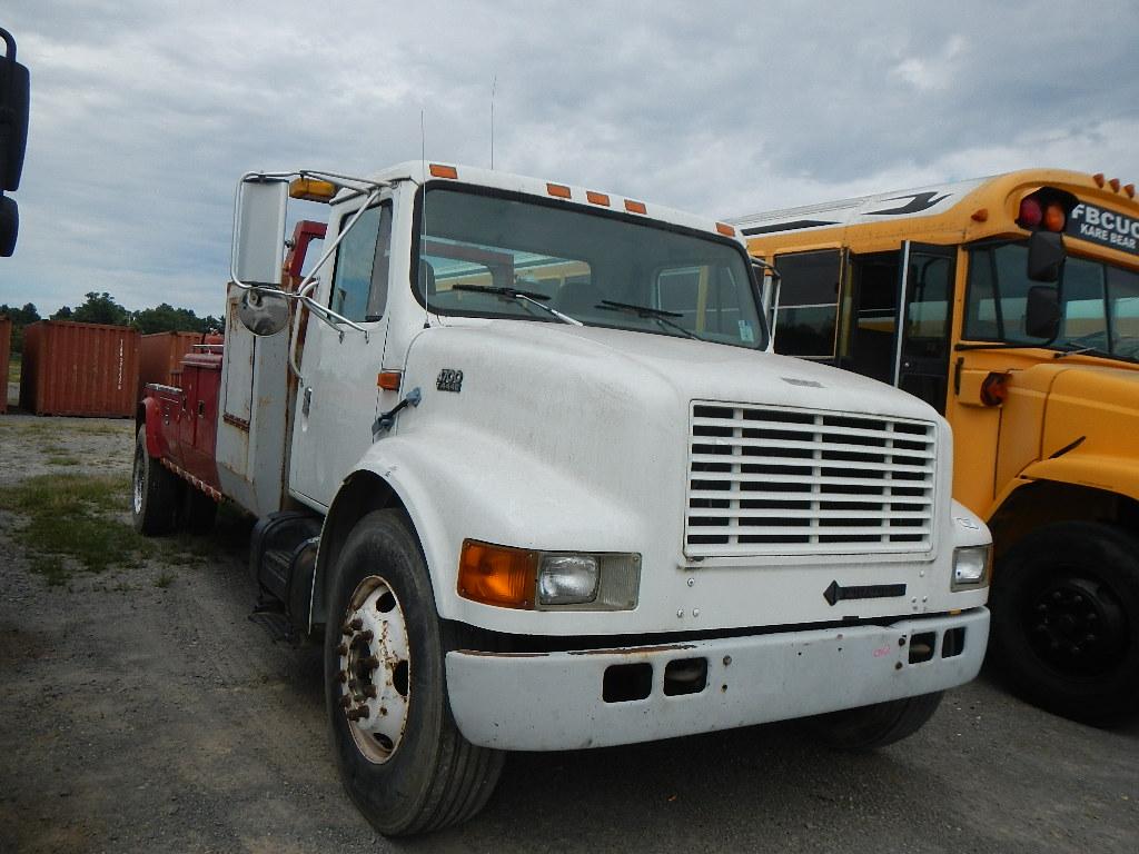 1998 INTERNATIONAL 4700 TOW TRUCK, 347K + mi,  IH DIESEL, 6 SPEED PLUS TRAN