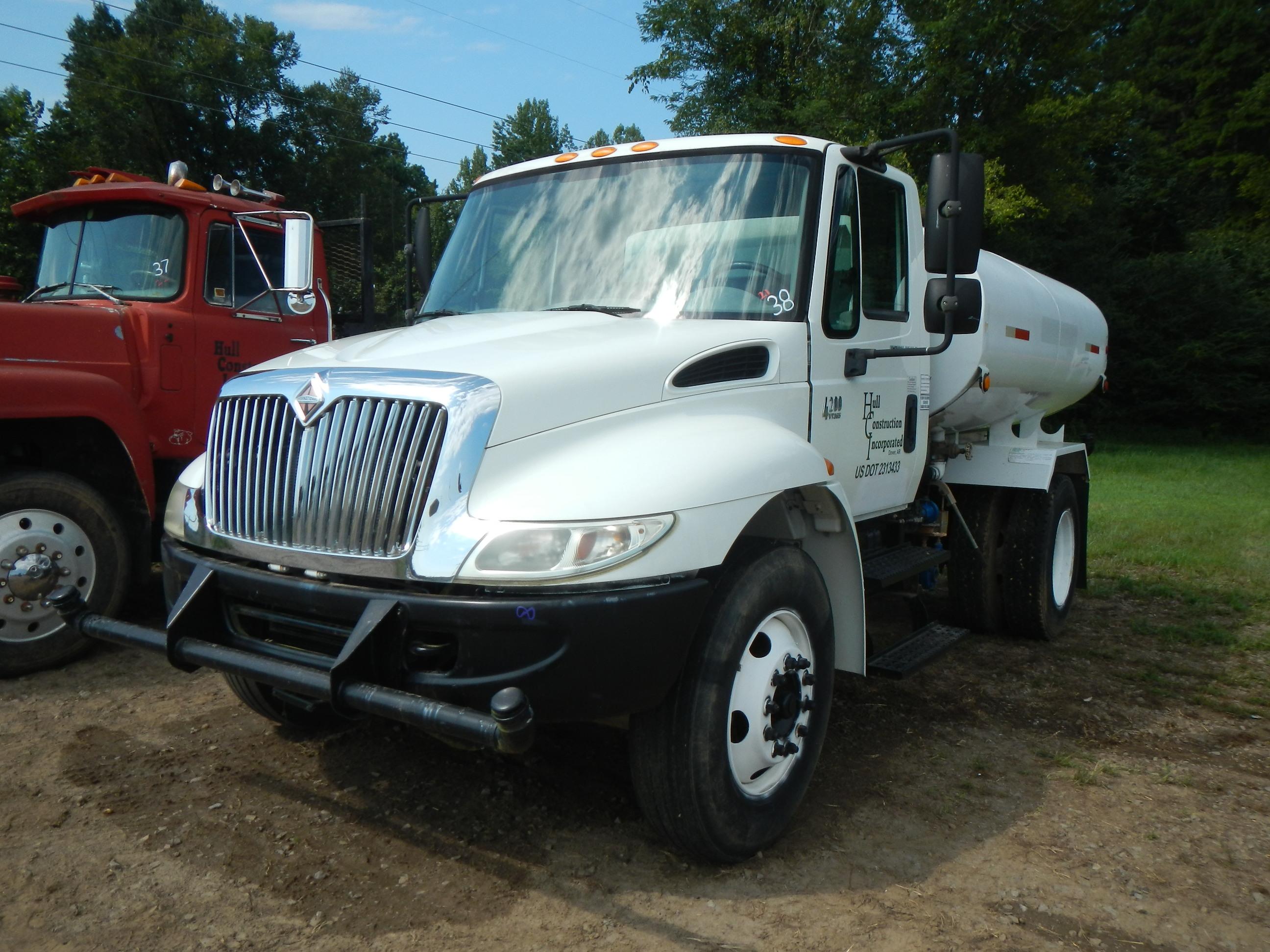 2006 INTERNATIONAL 4200 WATER TRUCK, 9,000+ mi,  VT365 DIESEL, 6-SPEED EATO