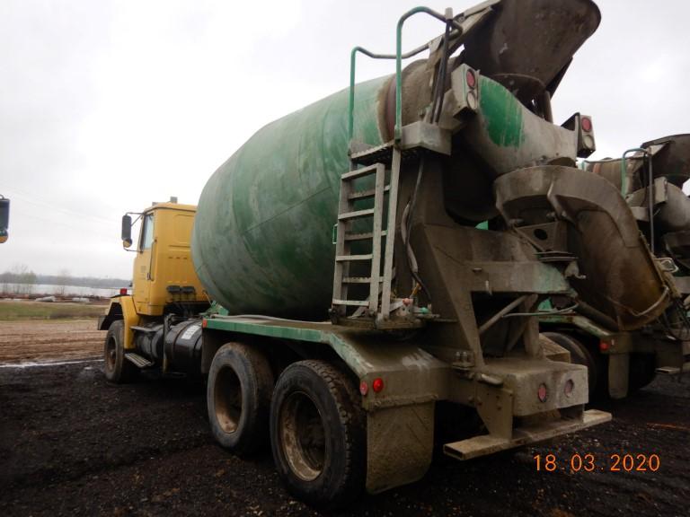 2000 VOLVO MIXER TRUCK,  CUMMINS ISM-V 335 HP DIESEL, FULLER RTO14909MLL TR