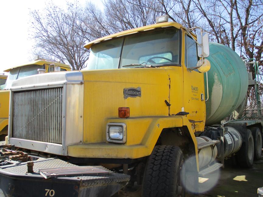 1998 VOLVO MIXER TRUCK,  CATERPILLAR DIESEL, 9-SPEED, TWIN SCREW, SPRING RI