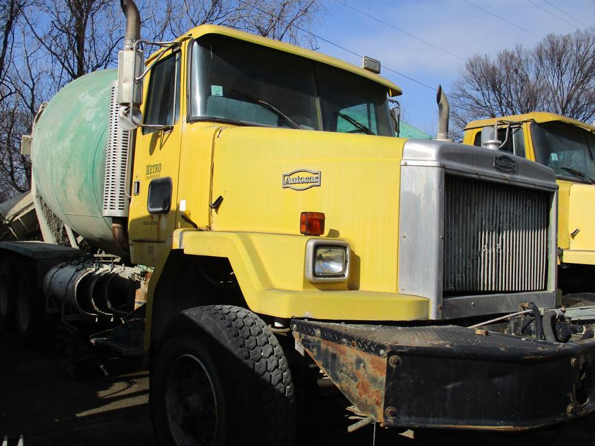 1997 VOLVO MIXER TRUCK,  CATERPILLAR DIESEL, 9-SPEED, TWIN SCREW, SPRING RI