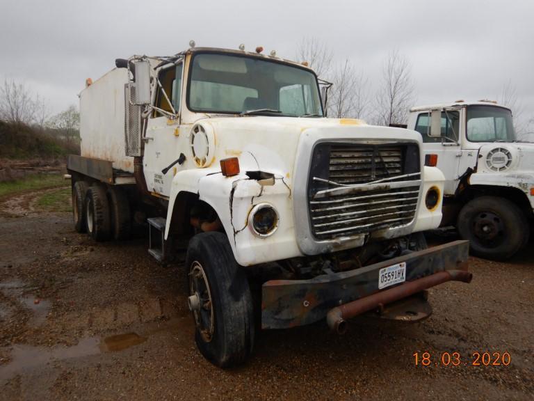 1980 FORD WATER TRUCK,  DETROIT DIESEL, 9 SPEED, SPRING RIDE, TANDEM AXLE,