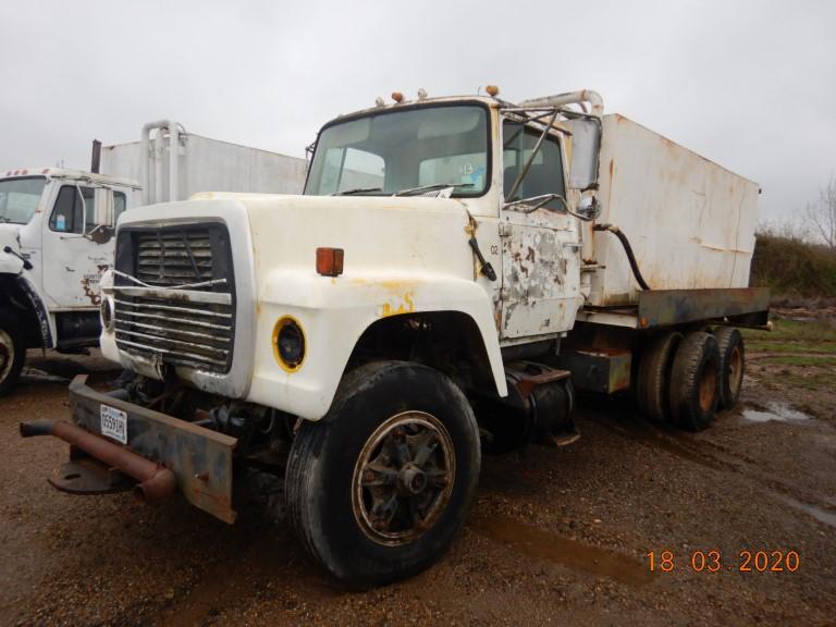 1980 FORD WATER TRUCK,  DETROIT DIESEL, 9 SPEED, SPRING RIDE, TANDEM AXLE,