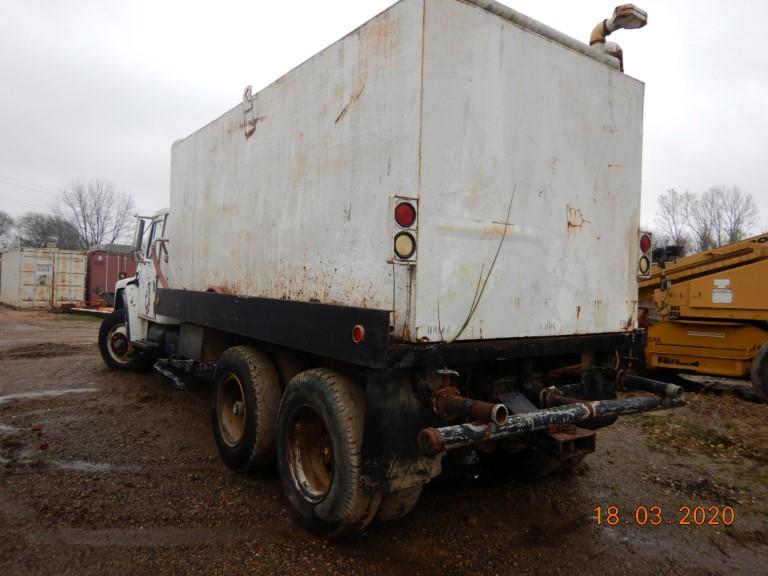 1980 INTERNATIONAL 1900 WATER TRUCK,  DETROIT DIESEL, 9 SPEED, TWIN SCREW O