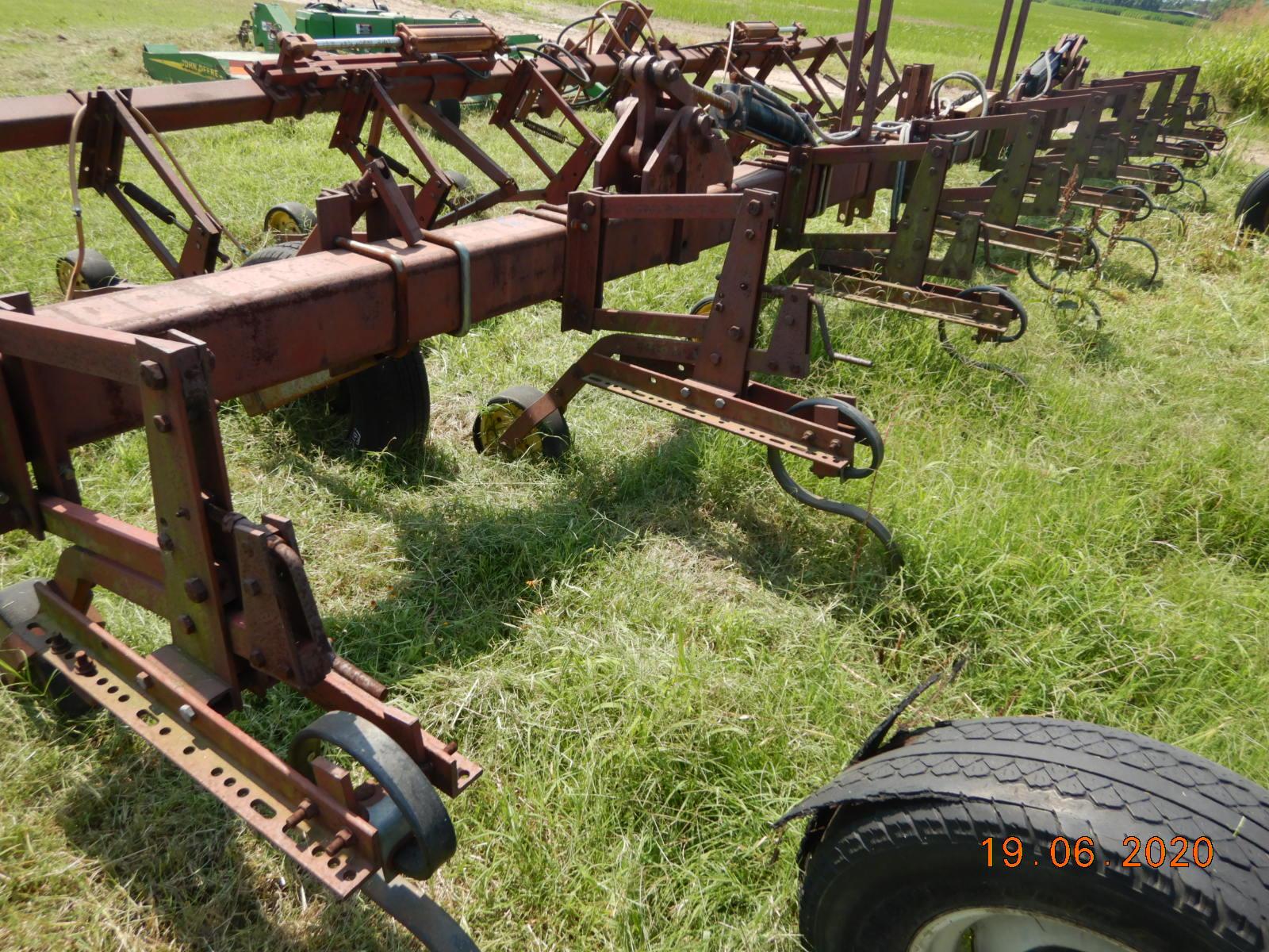 DICKEYVATOR 3 POINT 8 ROW HIPPER,  HYDRAULIC FOLD, LOCATION: ALTHEIME