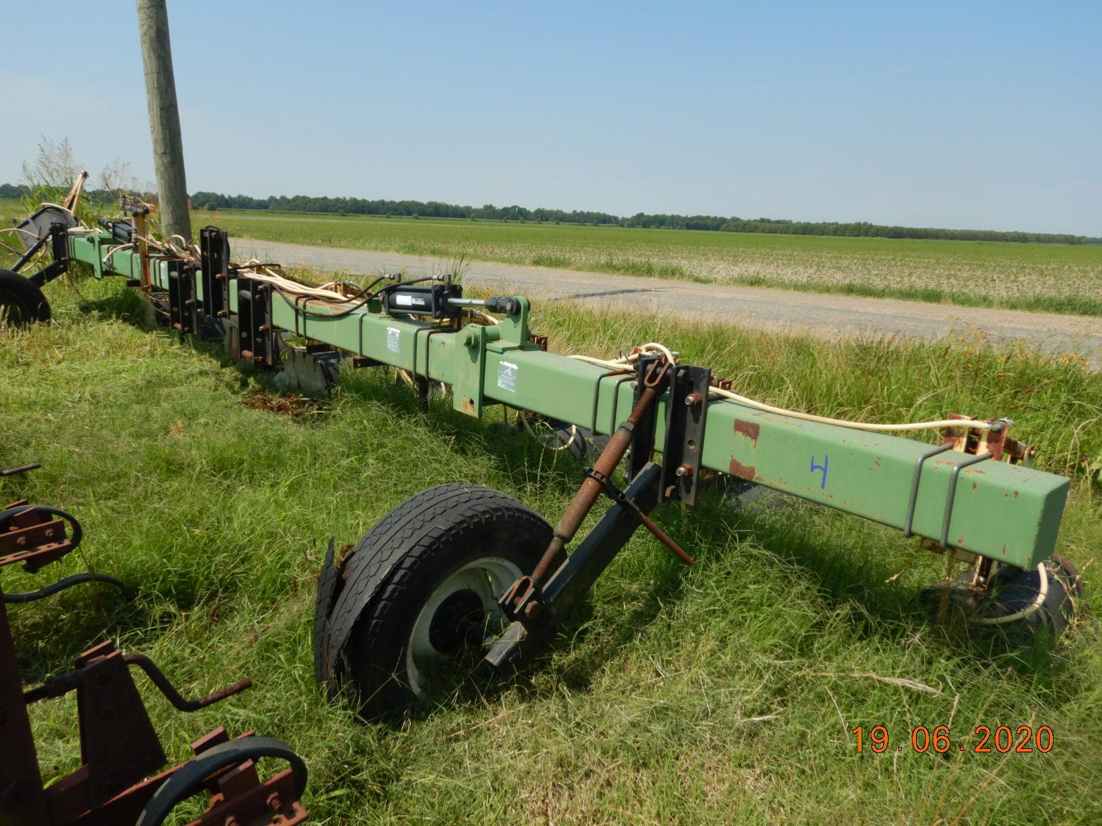 DICKEYVATOR 3 POINT 8 ROW HOODED SPRAYER,  HYDRAULIC FOLD, LOCATION: ALTHEI