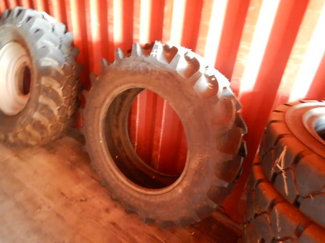 (1) 13.6 X 28 TRACTOR TIRE