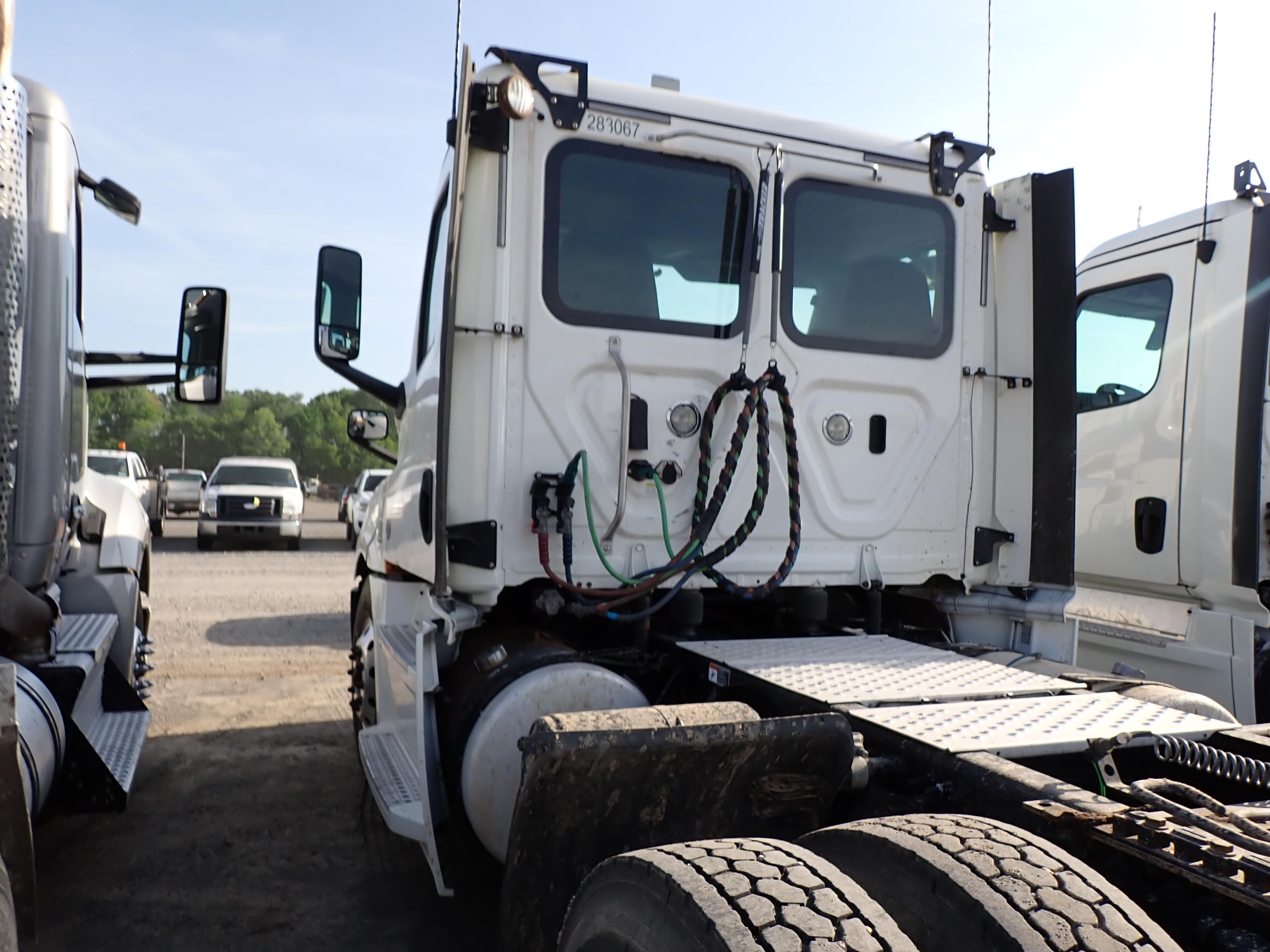 2019 FREIGHTLINER CASCADIA TRUCK TRACTOR, 793,736+ mi,  DAY CAB, DETROIT DI