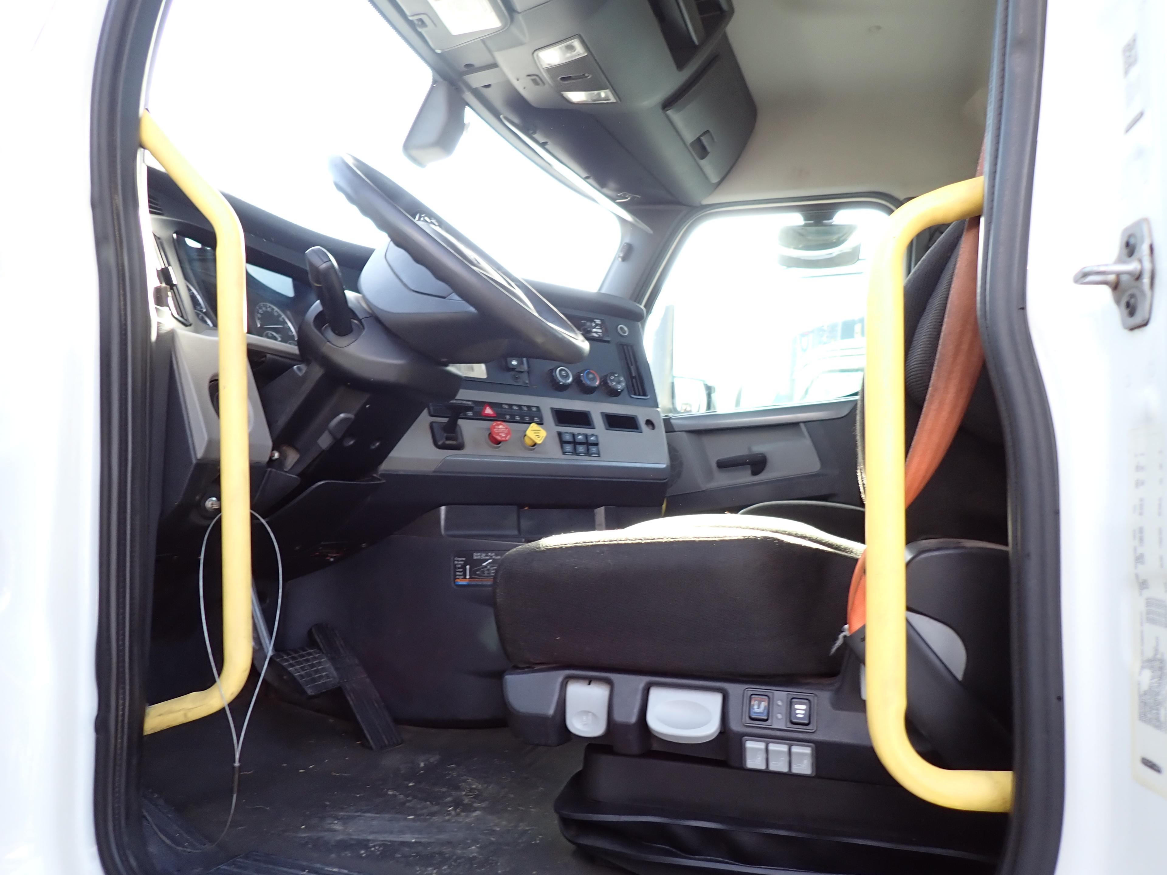 2019 FREIGHTLINER CASCADIA TRUCK TRACTOR, 793,736+ mi,  DAY CAB, DETROIT DI