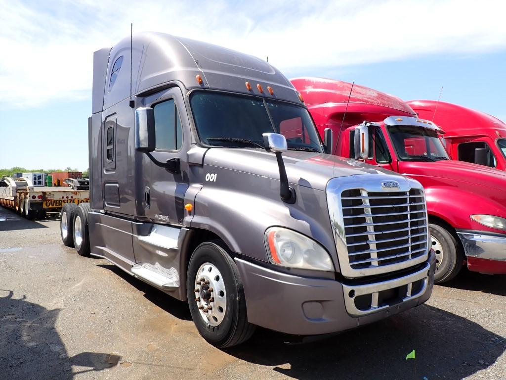 2013 FREIGHTLINER TRUCK TRACTOR, 1,084,511  60" SLEEPER, DETRIOT DIESEL, 10