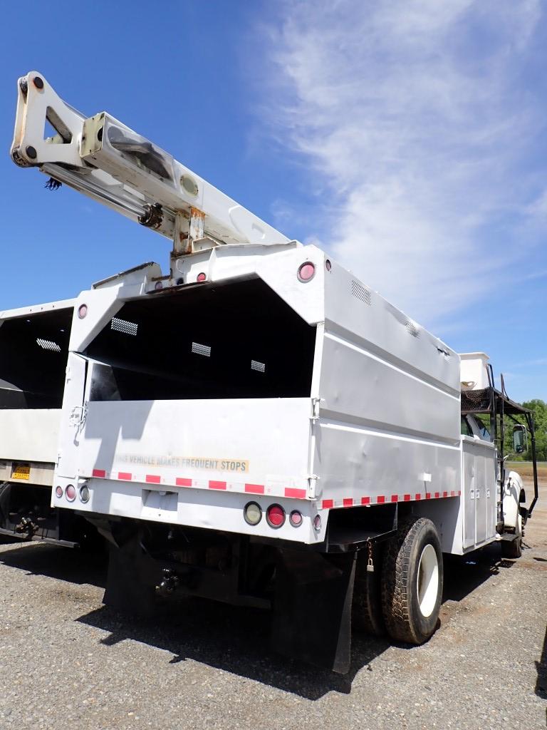 2005 FORD F-750 BUCKET TRUCK 61853 (+/-)  CAT DIESEL, 7 SPD, W/ CHIPPER DUM