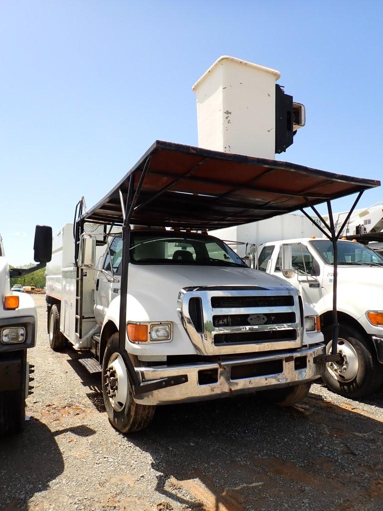 2005 FORD F-750 BUCKET TRUCK 61853 (+/-)  CAT DIESEL, 7 SPD, W/ CHIPPER DUM