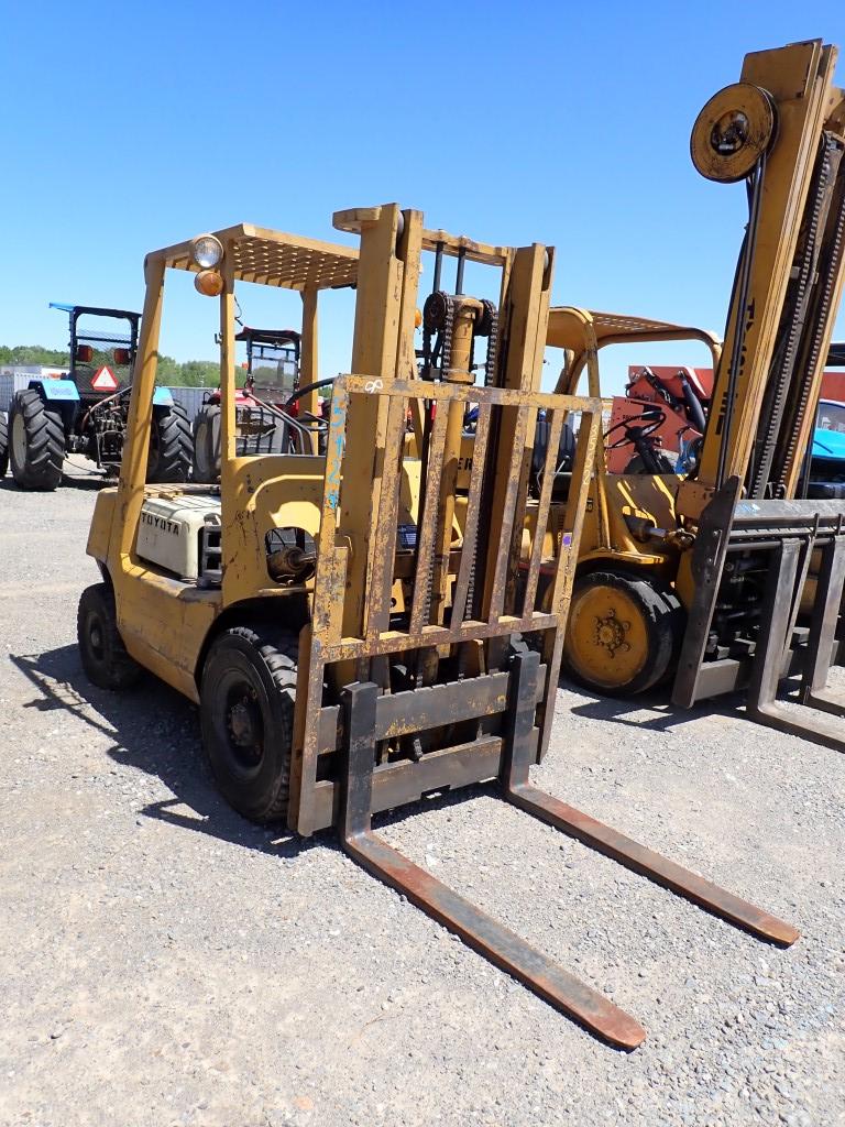 HYSTER 150 FORKLIFT,  DIESEL, 2 STAGE MAST, HYDRAULIC SLIDING FORKS,