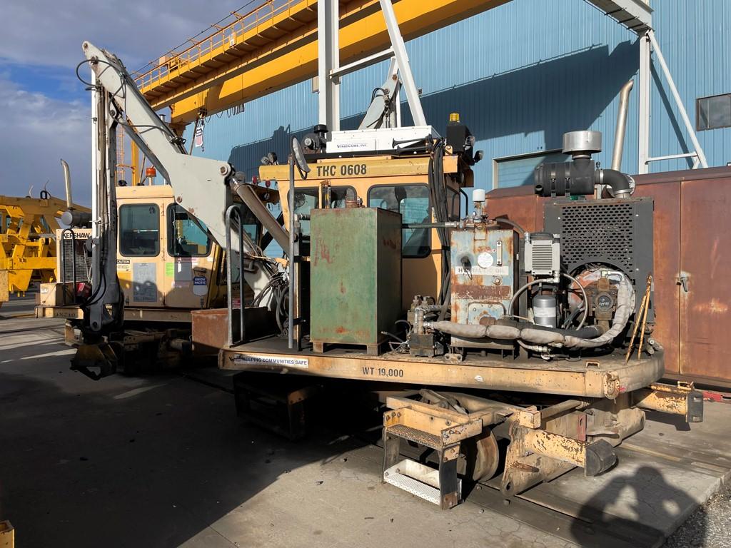 KERSHAW 1212 TIE HANDLING CRANE, HOURS ON METER - 3354,  GROSS WEIGHT - 186