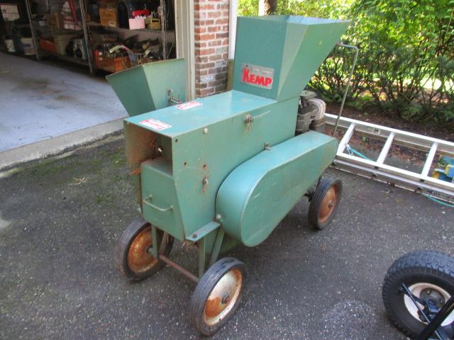 Kemp K6CH Wood Chipper with 5 HP Briggs & Stratton Engine