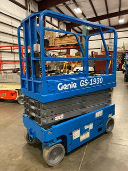 2013 GENIE GS1930 SCISSOR LIFT, SELF PROPELLED, 19' PLATFORM HEIGHT, BUILT IN BATTERY CHARGER, SLIDE