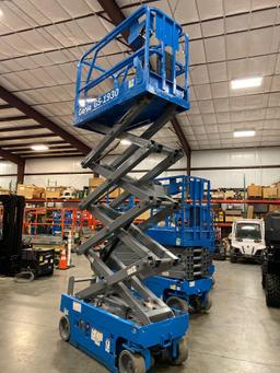 2013 GENIE GS1930 SCISSOR LIFT, SELF PROPELLED, 19' PLATFORM HEIGHT, BUILT IN BATTERY CHARGER, SLIDE