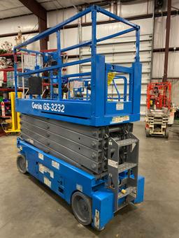 2014 GENIE GS-3232 ELECTRIC SCISSOR LIFT, 32' PLATFORM HEIGHT, SELF PROPELLED, BUILT IN BATTERY