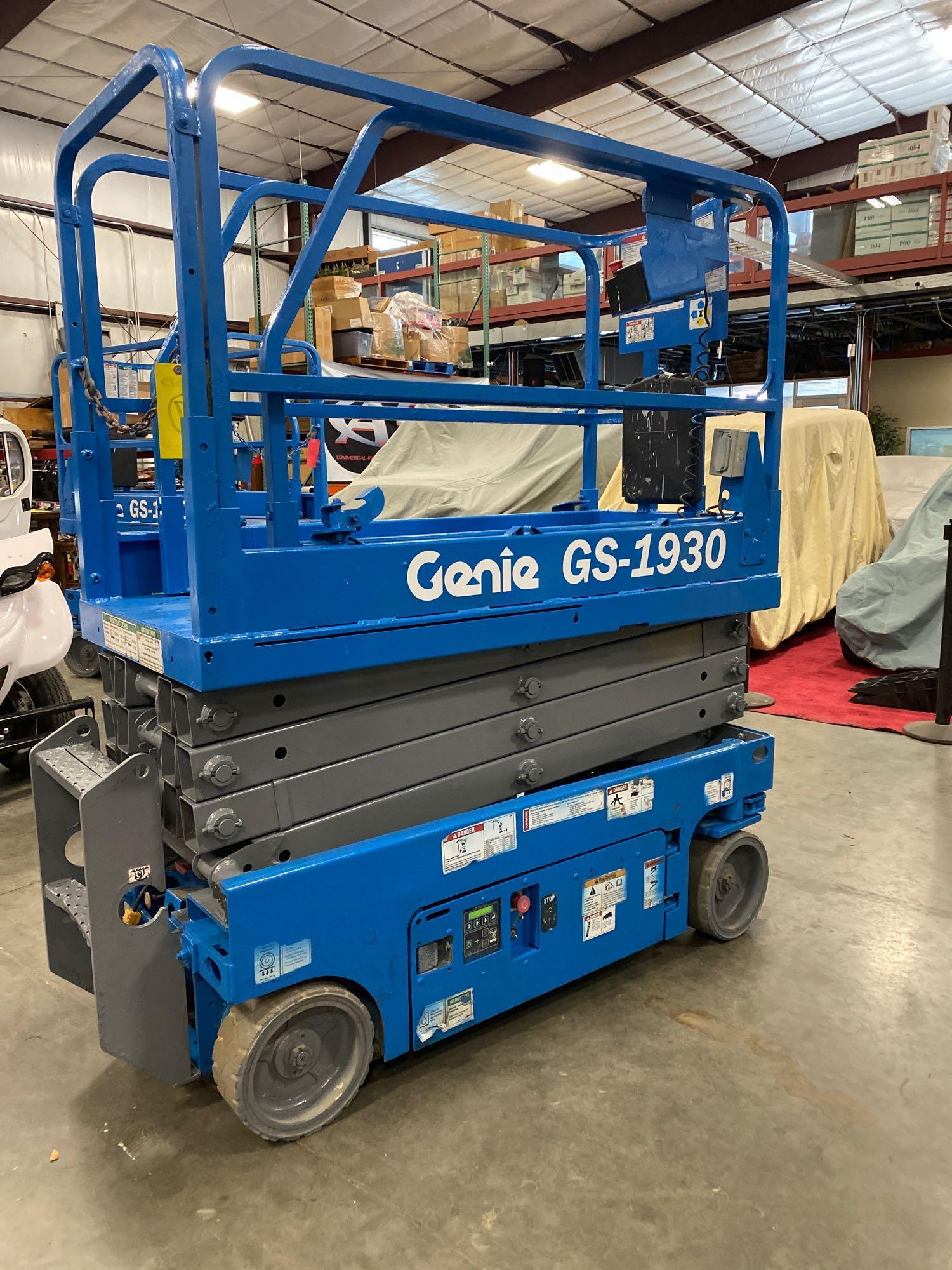 2013 GENIE GS1930 SCISSOR LIFT, SELF PROPELLED, 19' PLATFORM HEIGHT, BUILT IN BATTERY CHARGER, SLIDE