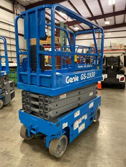 2013 GENIE GS1930 SCISSOR LIFT, SELF PROPELLED, 19' PLATFORM HEIGHT, BUILT IN BATTERY CHARGER, SLIDE