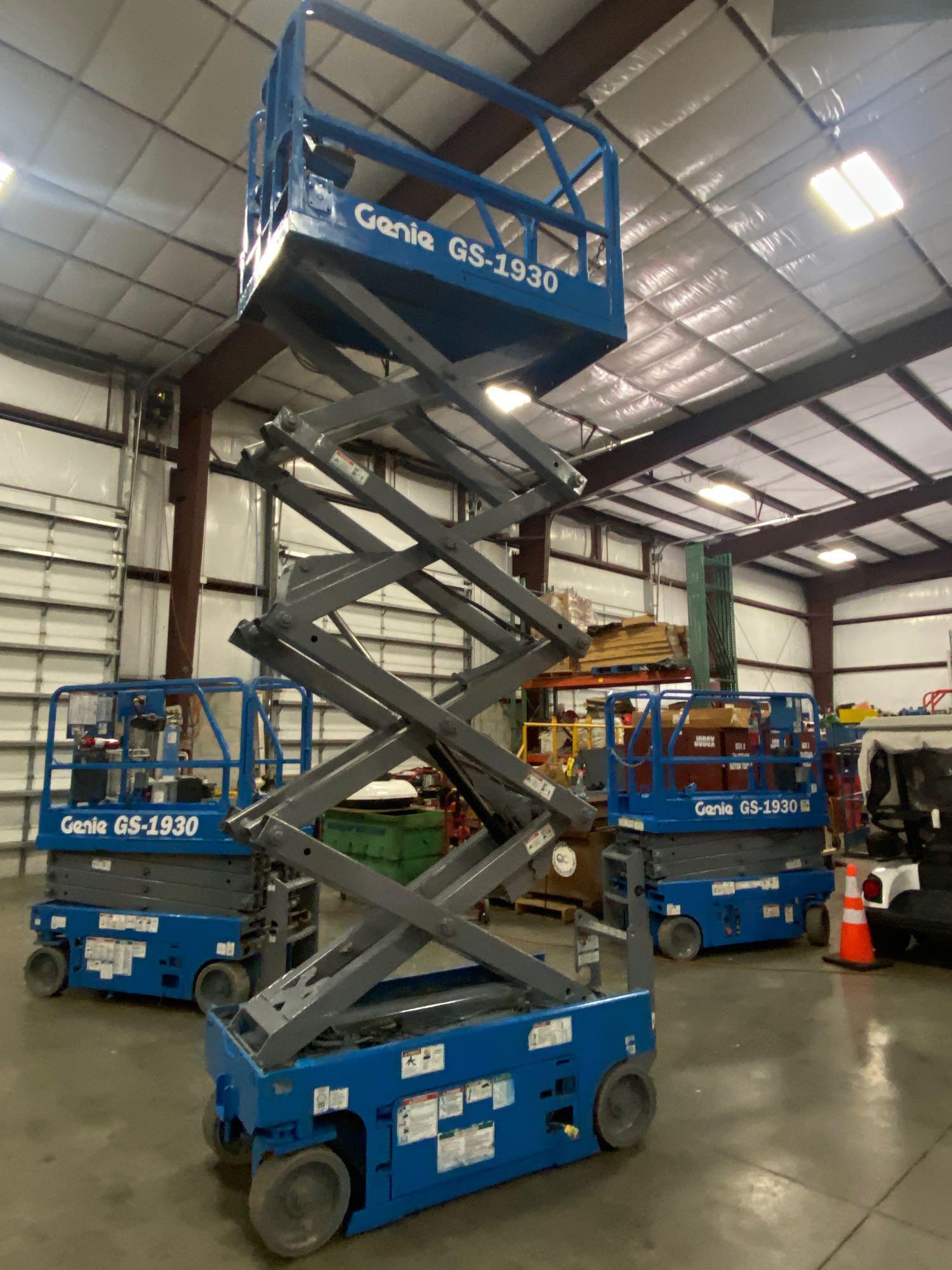 2013 GENIE GS1930 SCISSOR LIFT, SELF PROPELLED, 19' PLATFORM HEIGHT, BUILT IN BATTERY CHARGER, SLIDE