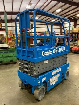 2013 GENIE GS1930 SCISSOR LIFT, SELF PROPELLED, 19' PLATFORM HEIGHT, BUILT IN BATTERY CHARGER, SLIDE