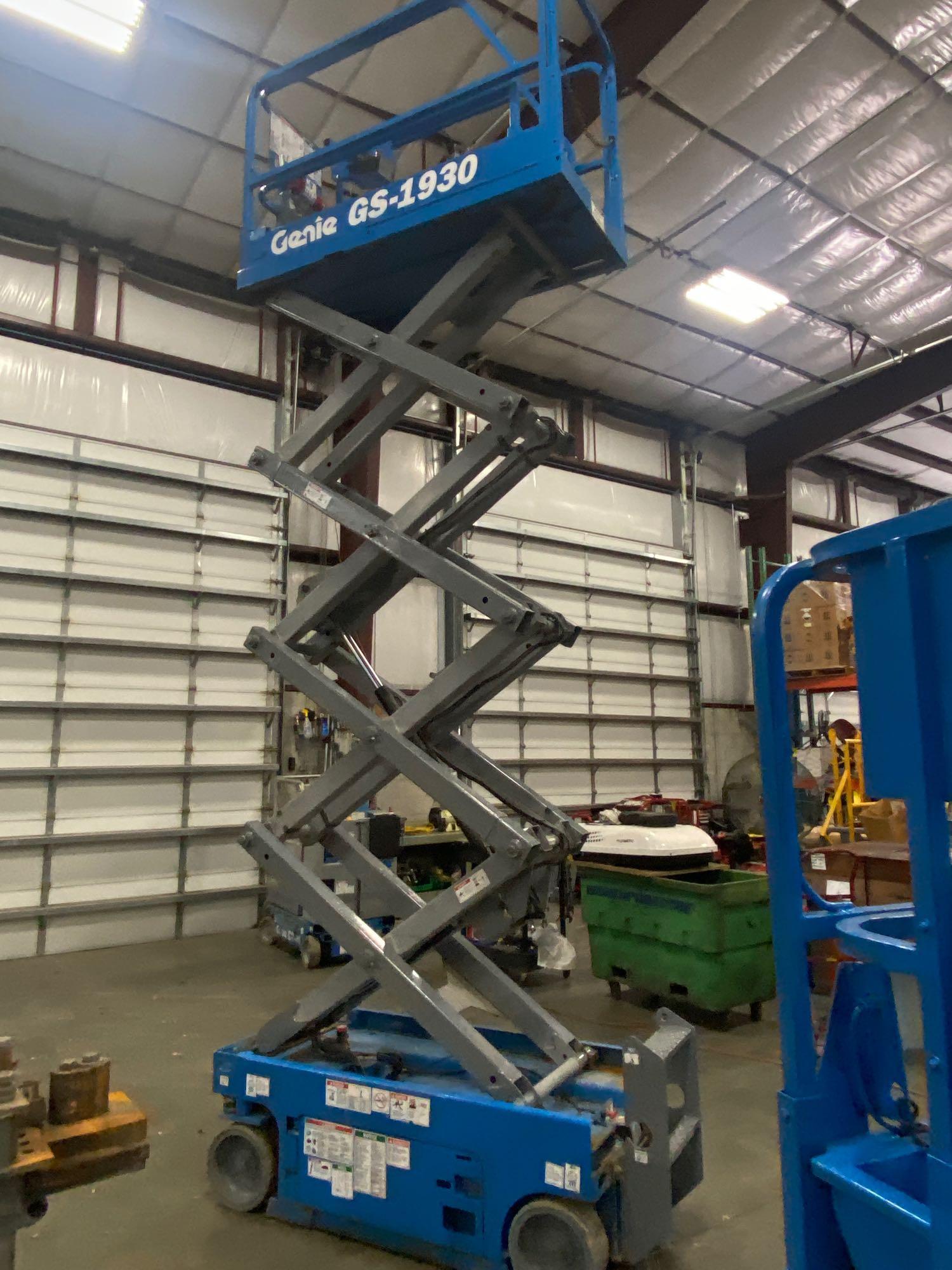 2013 GENIE GS1930 SCISSOR LIFT, SELF PROPELLED, 19' PLATFORM HEIGHT, BUILT IN BATTERY CHARGER, SLIDE