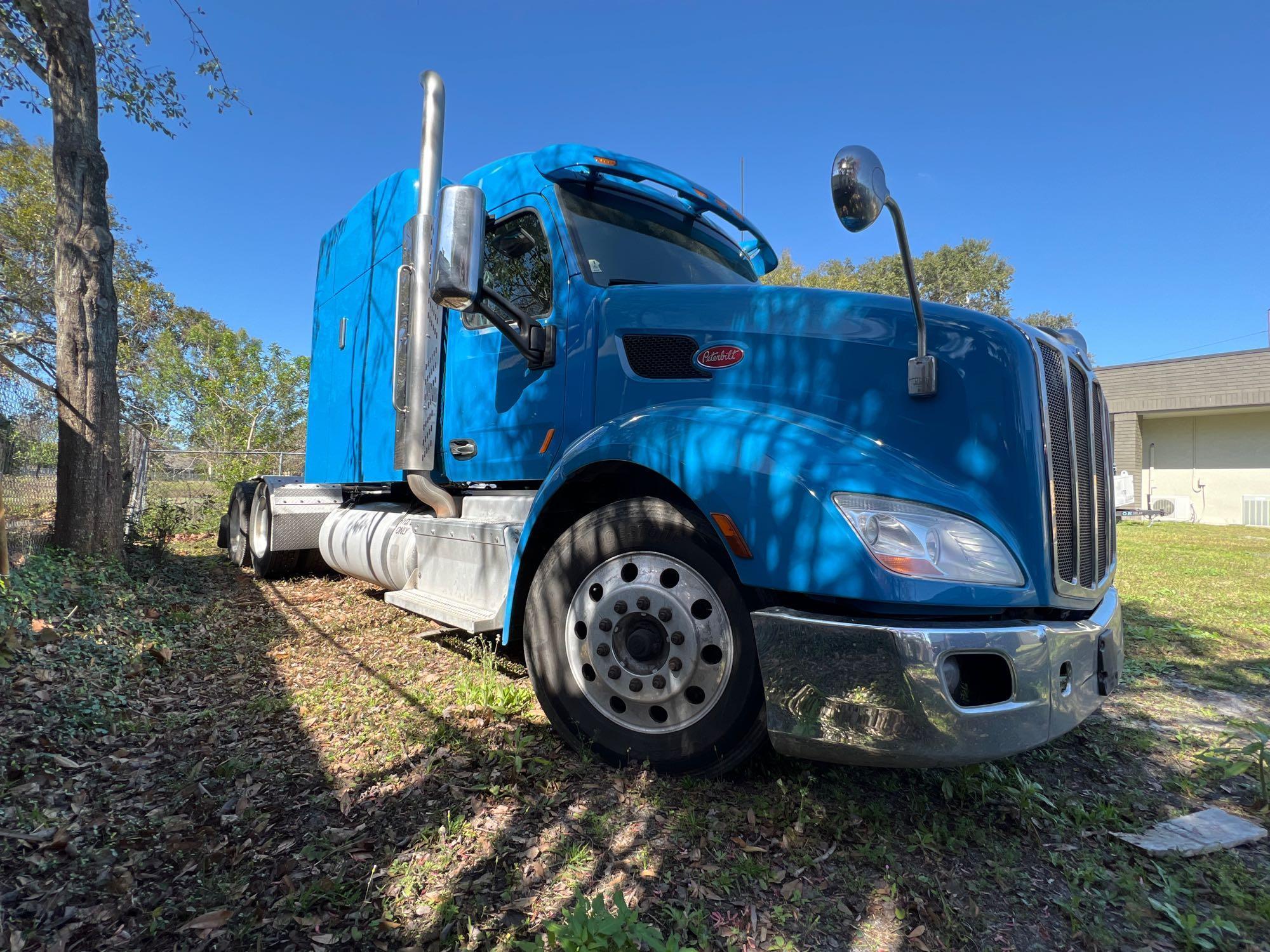 2014 PETERBILT 579 SEMI TRUCK W/SLEEPER CAB, PACCAR DIESEL ENGINE, 455 HP, AUTOMATIC TRANSMISSION,